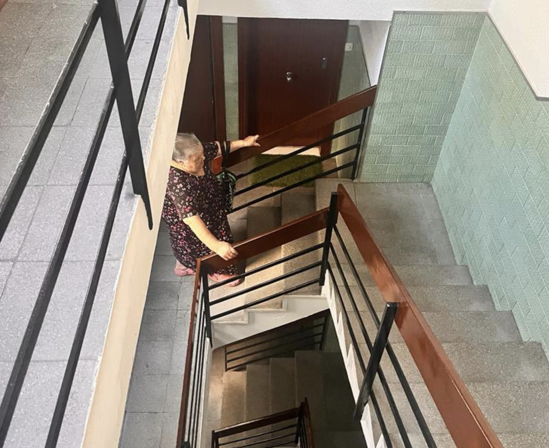 Paquita y su vida en un cuarto piso sin ascensor: el drama diario de muchos mayores
