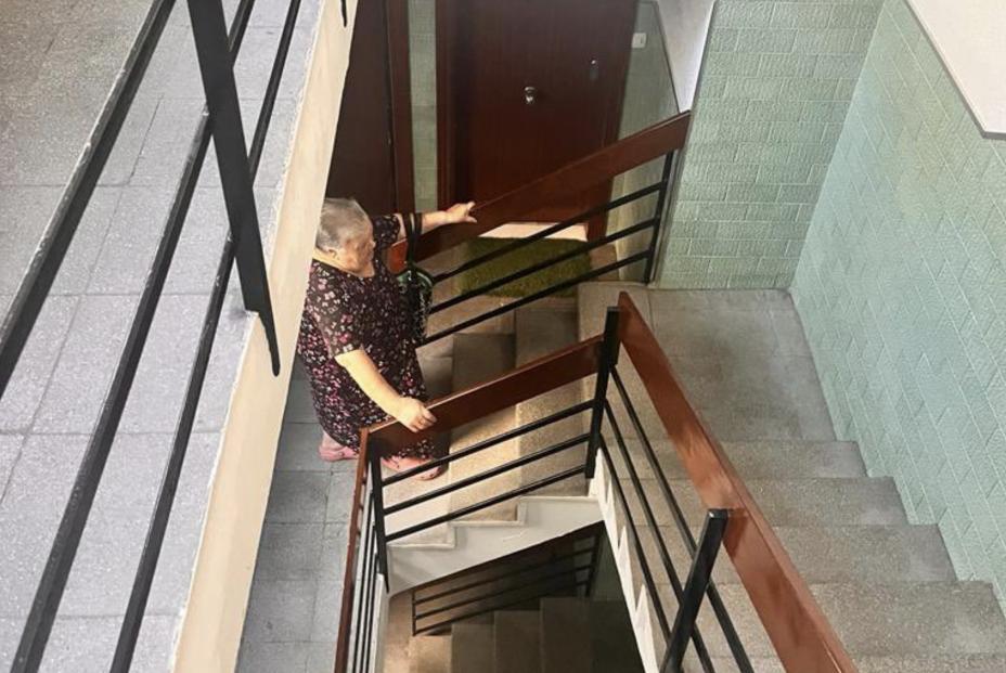 Paquita y su vida en un cuarto piso sin ascensor: el drama diario de muchos mayores