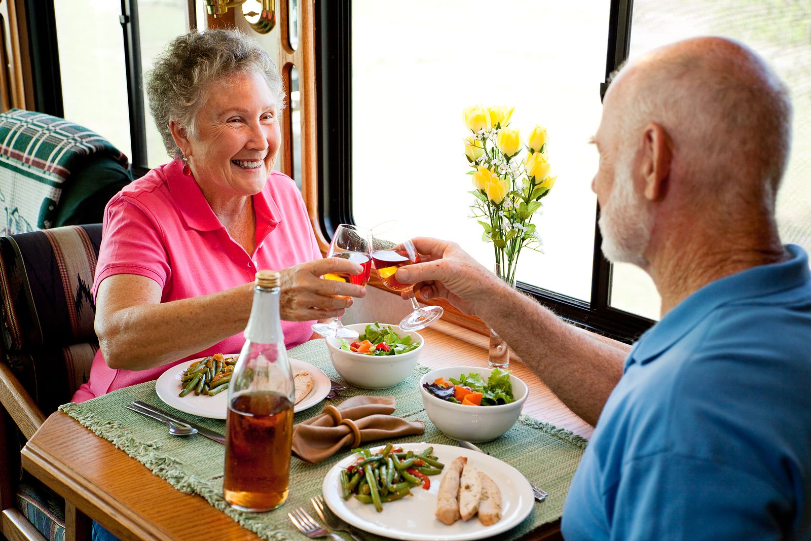 Un estudio apunta que la hora a la que se come y las calorías ingeridas influyen en la longevidad