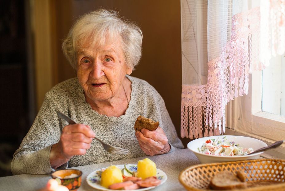 Un estudio apunta que la hora a la que se come y las calorías ingeridas influyen en la longevidad