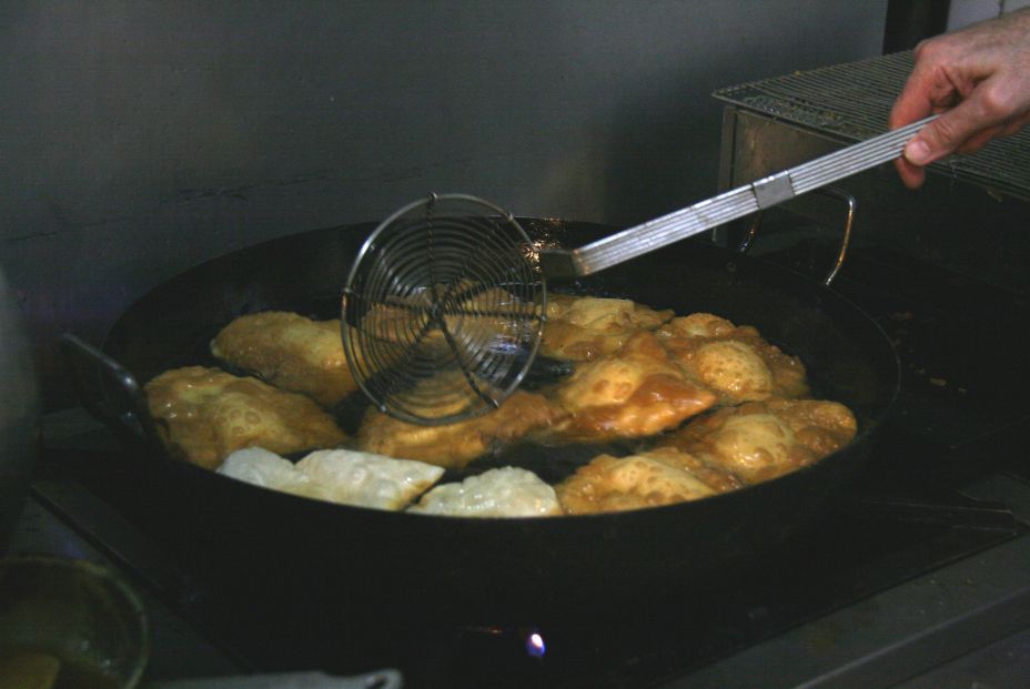 Receta de bartolillos rellenos tradicionales de Madrid y una crema de anís gourmet para acompañar