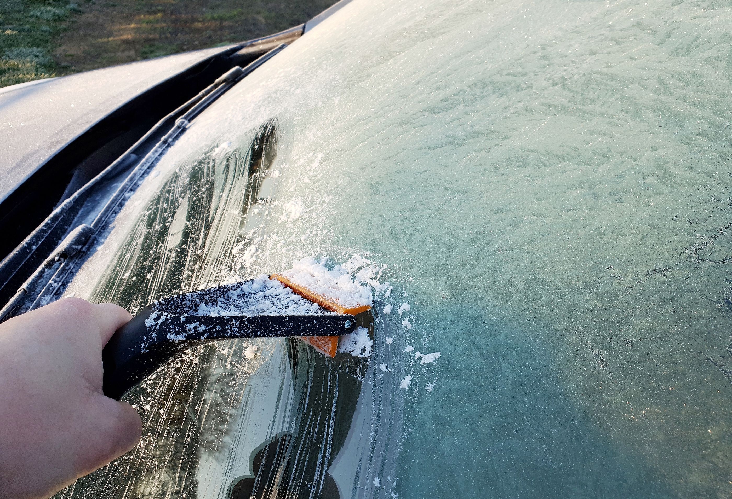 ¿Hielo en el parabrisas del coche? Así puedes quitarlo de forma correcta. Foto: Bigstock
