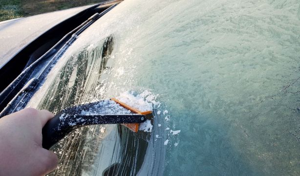 ¿Hielo en el parabrisas del coche? Así puedes quitarlo de forma correcta. Foto: Bigstock