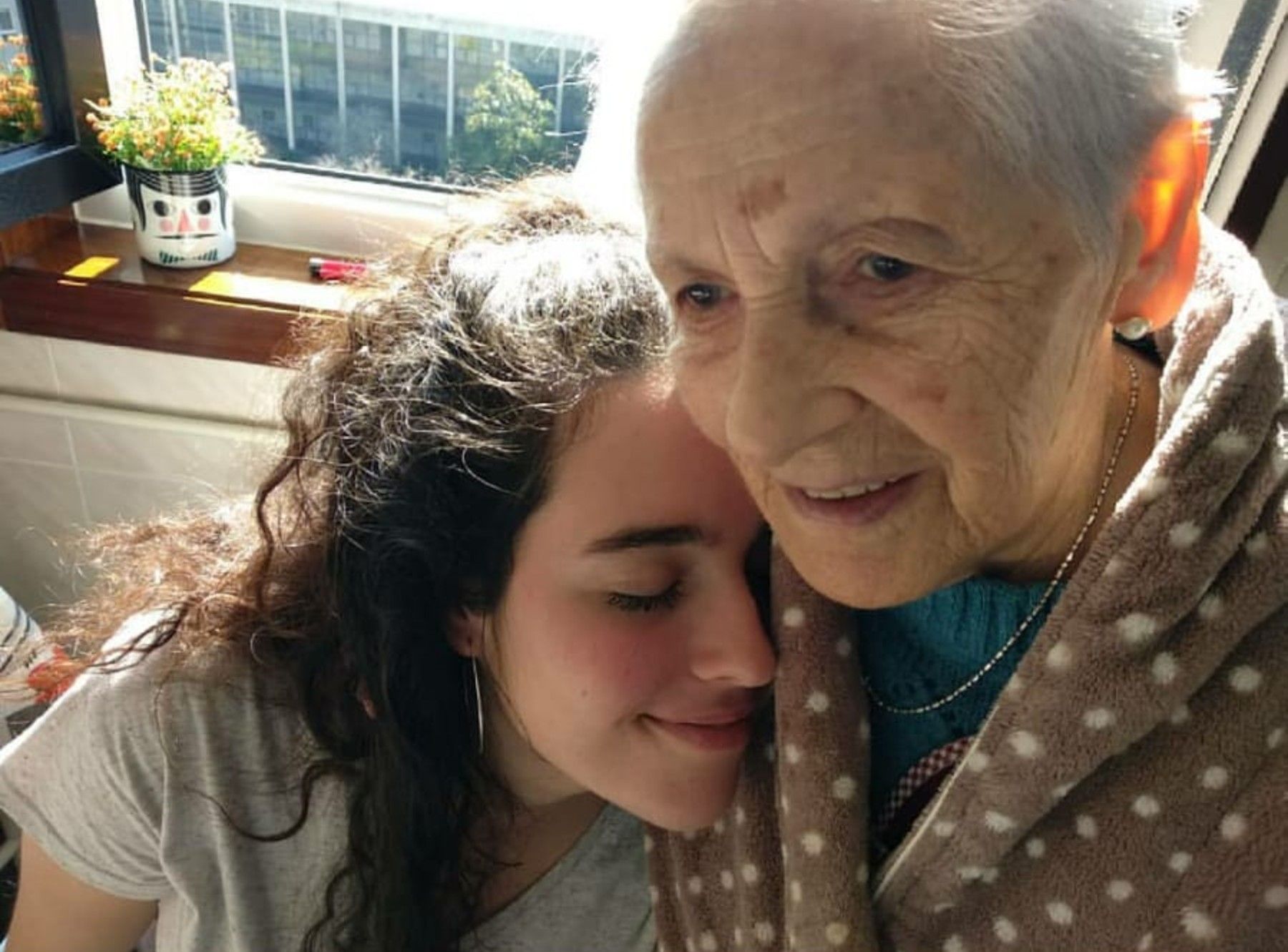 Una nieta nos cuenta cómo es convivir con su abuela de 95 años
