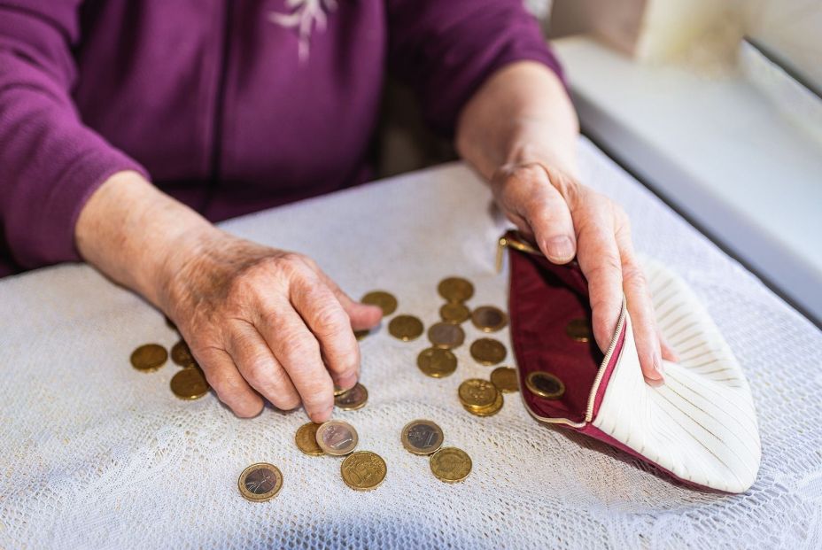 pensionista contando su dinero