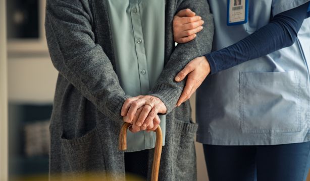 El TJUE no ve discriminación en fijar criterios de edad equivalente para contratar un cuidador. Foto: Bigstock