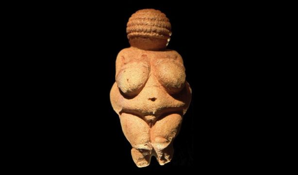 El auge de lo femenino y el cuidado de los mayores