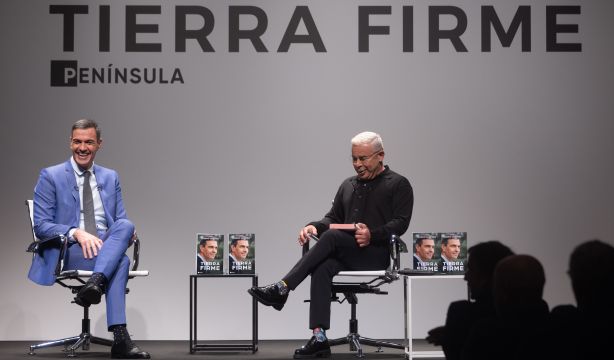 Sánchez bromea sobre el mediador y ve "extraordinariamente graves" las palabras de Abascal sobre él