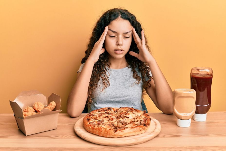 Una investigación explica por qué cuando estamos estresados nos pegamos atracones de comida basura