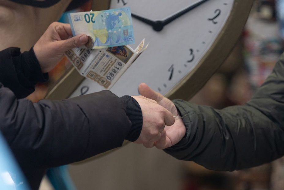 Los mayores de 65 años juegan 650 millones de euros en la Lotería: Casi 4 décimos por persona