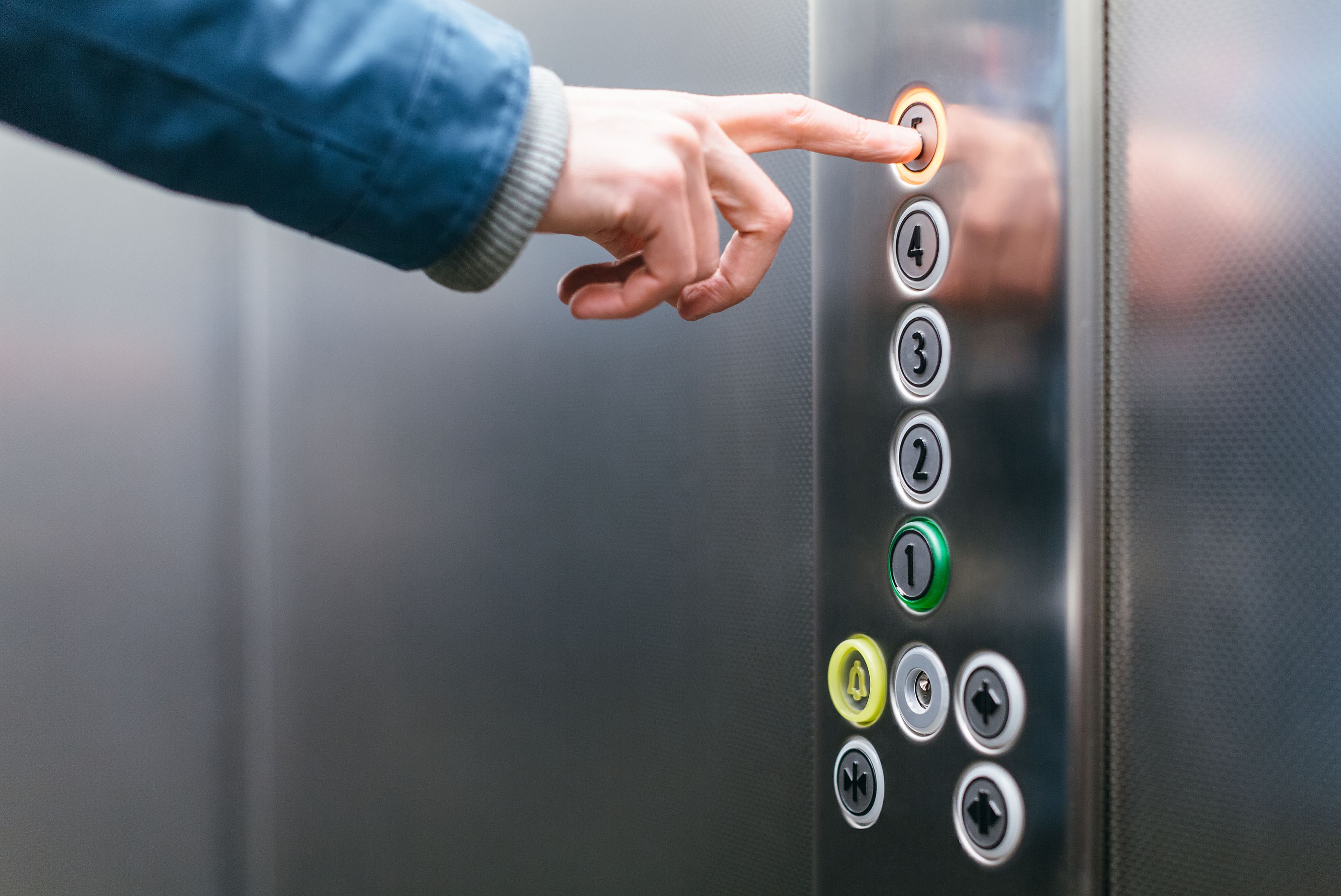 Los curiosos consejos de una comunidad de vecinos si el ascensor no funciona: "Ármate de paciencia". Foto: Bigstock