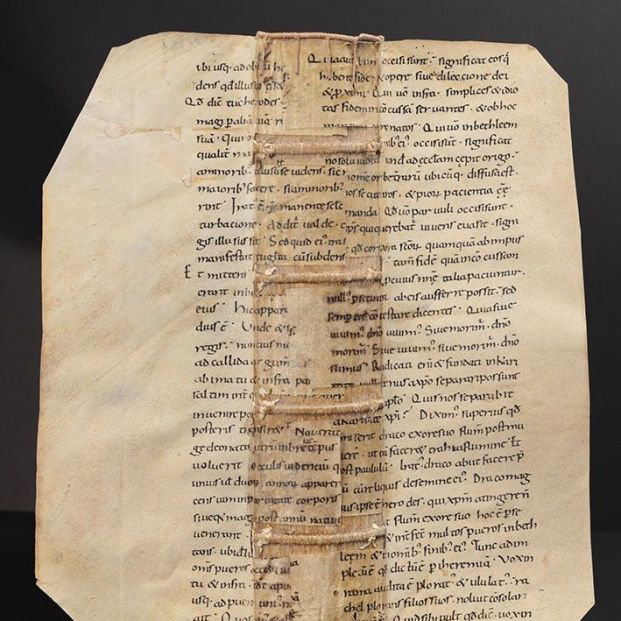 Un paseo por el reciclaje de libros del siglo XI a través de la nueva exposición de la UV