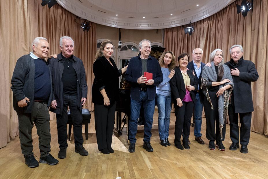 Serrat recibe la medalla de honor de la SGAE