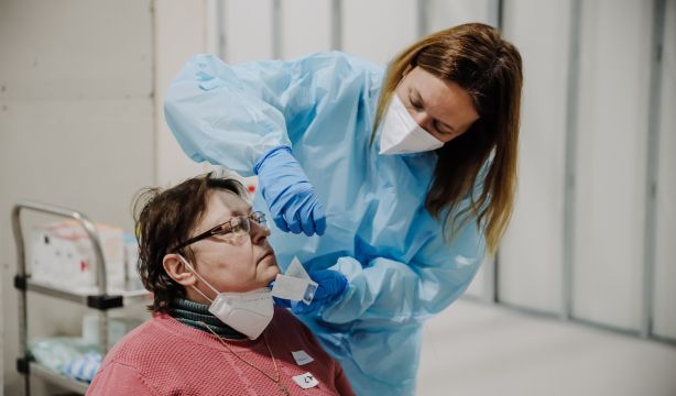 Aumentan los casos de gripe y Covid, pero los expertos tranquilizan: "No es una situación crítica"