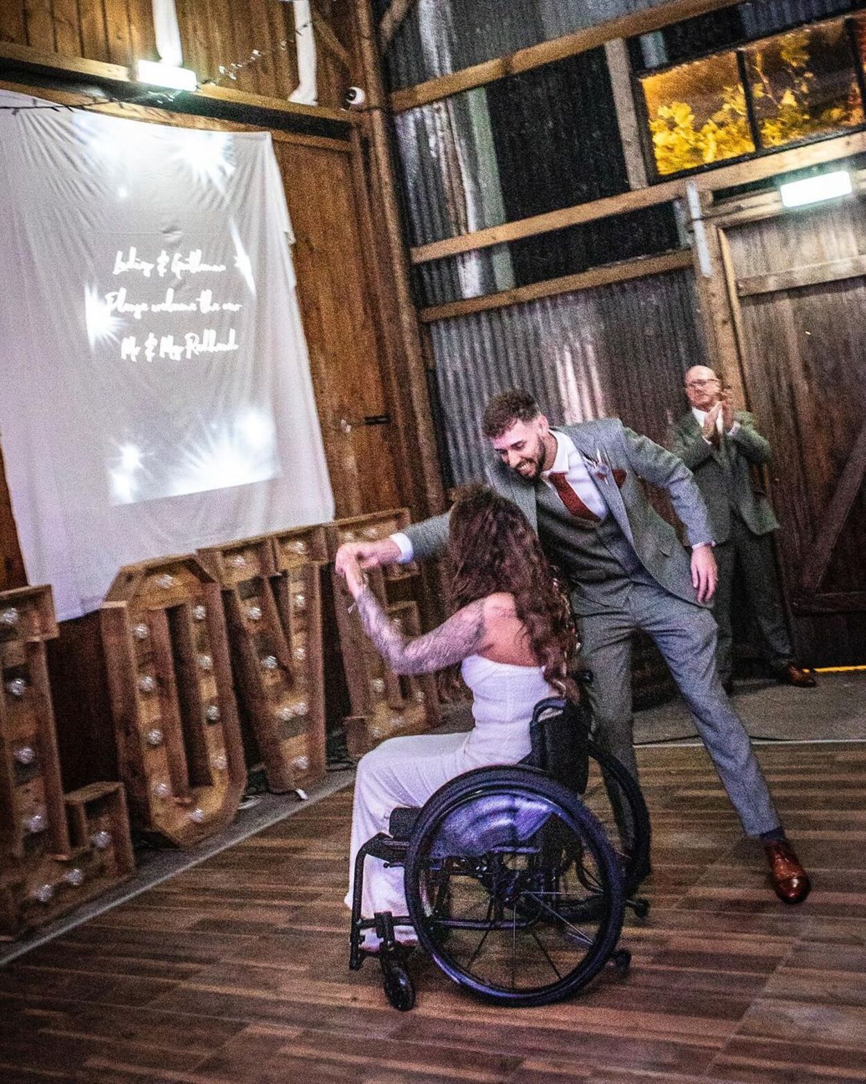 VÍDEO: Una mujer en silla de ruedas hace realidad su sueño de llegar a pie hasta el altar