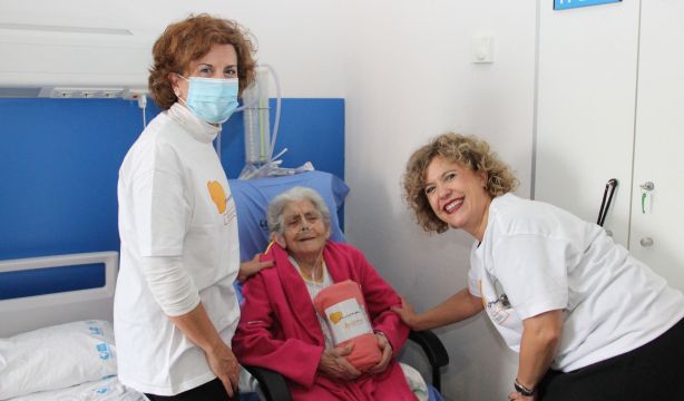 La iniciativa 'Ningún mayor sin regalos' cumple 9 años acompañando a mayores hospitalizados