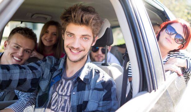 Peligro al volante: conductor joven, con amigos en el coche y el propósito de ir de fiesta