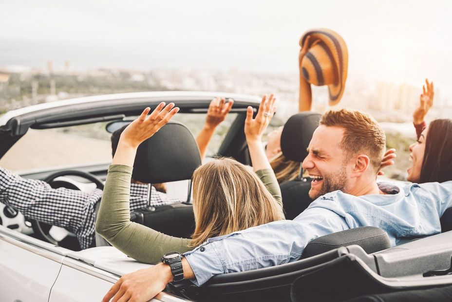 Peligro al volante: conductor joven, con amigos en el coche y el propósito de ir de fiesta Peligro al volante: conductor joven, con amigos en el coche y el propósito de ir de fiesta