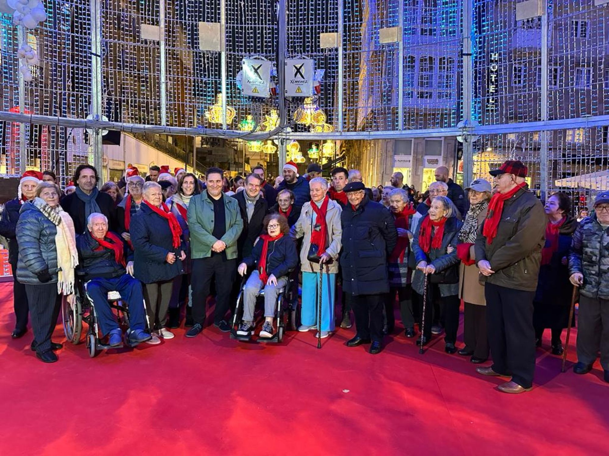 Taxis solidarios llevan a personas mayores a ver las luces de Navidad. Foto: Redes Sociales