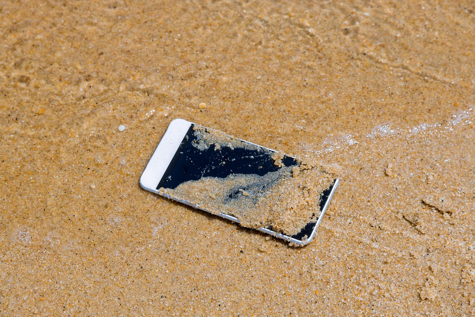 ¿Qué ocurre si entra arena en el móvil y cómo solucionarlo?