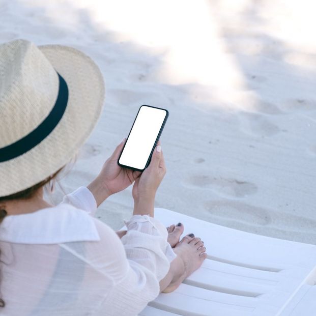 Te damos los motivos por los que llevar el móvil a la playa no siempre es una buena idea