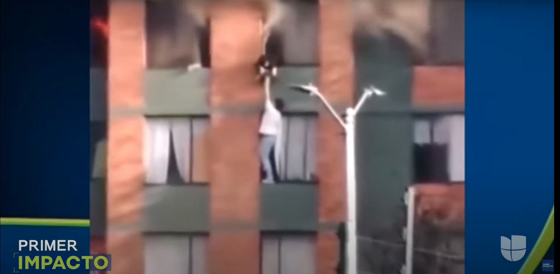 VÍDEO: Un hombre rescata a una mujer y a su mascota que huían de un piso en llamas VÍDEO: Un hombre rescata a una mujer y a su mascota que huían de un piso en llamas