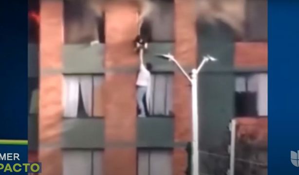 VÍDEO: Un hombre rescata a una mujer y a su mascota que huían de un piso en llamas