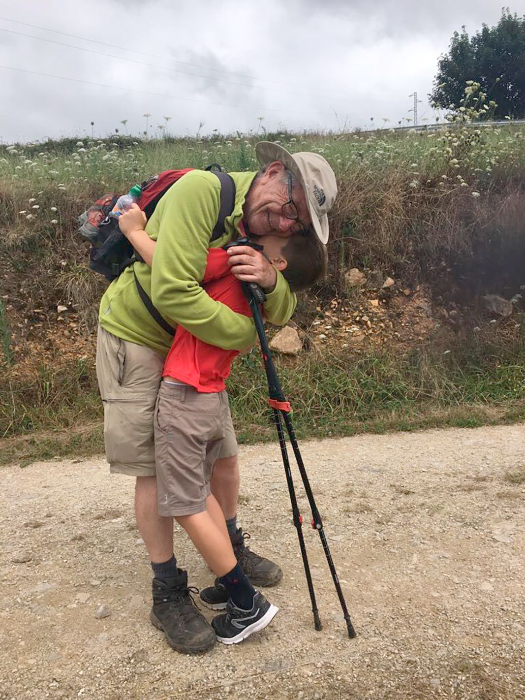 Hace el Camino de Santiago con su nieto como terapia contra el TDH