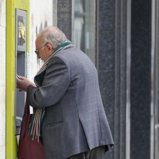 CEOMA celebra la nueva victoria de los mayores frente a la banca, pero pide formarlos en tecnología