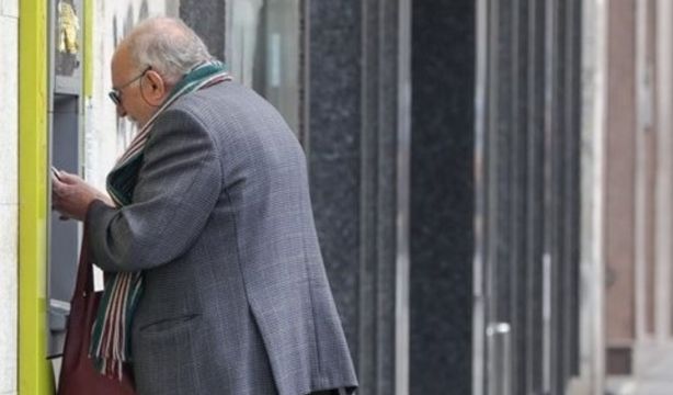 CEOMA celebra la nueva victoria de los mayores frente a la banca, pero pide formarlos en tecnología