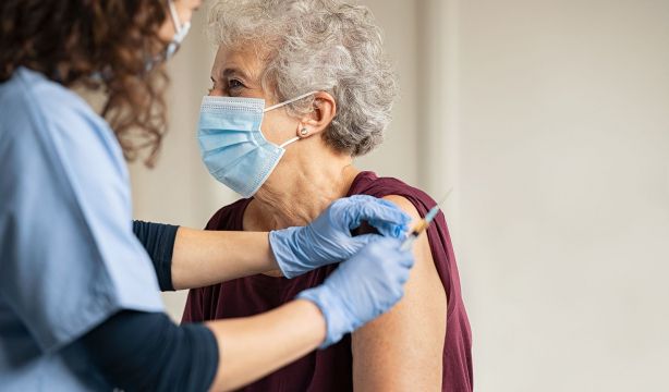 Vacunarse contra la gripe y el Covid también reduce el riesgo de ictus o infarto