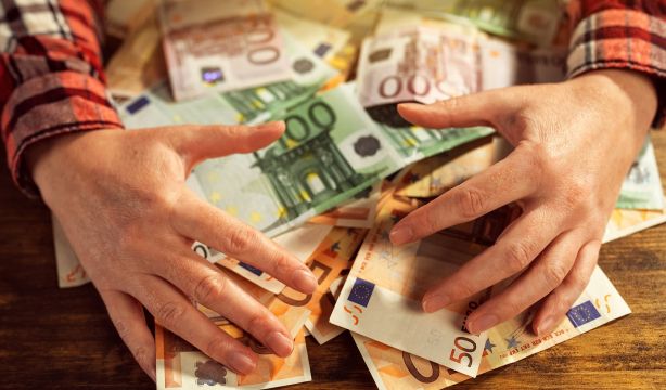 Gana 30 millones de euros en la Lotería y se lo oculta a su familia para que no se acomoden