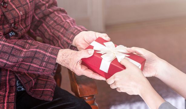 La reacción viral de una mujer de 97 años al regalo de su nieta: "Al Bershka me la voy a llevar". Foto: BIgstock