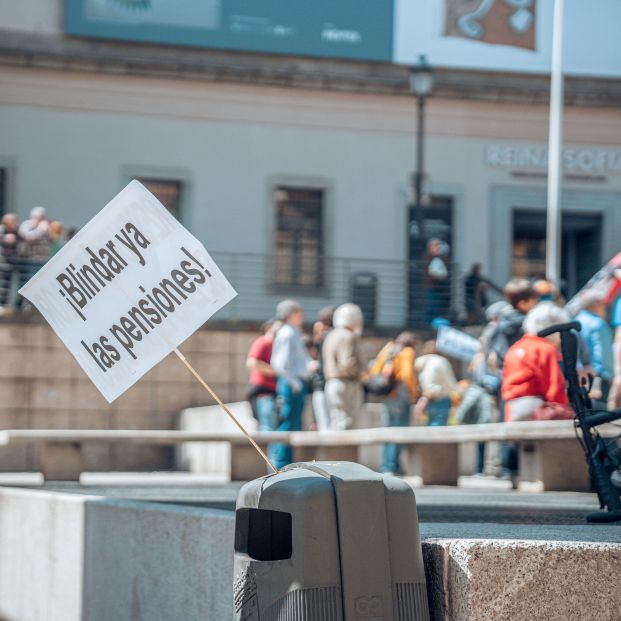 Pancarta blindar la subida de las pensiones por ley. Foto: Europa Press