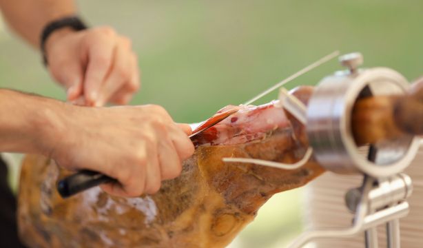 El truco viral para cortar jamón que no termina de convencer a todo el mundo