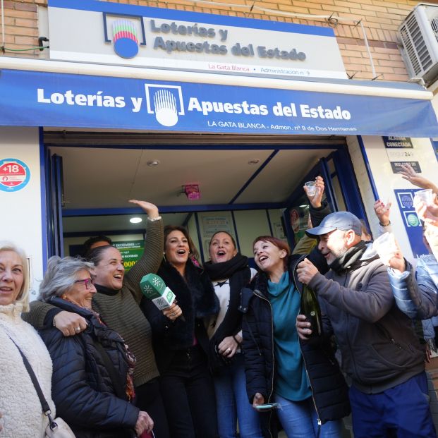 EuropaPress 5653018 varios agraciados celebran administracion gata blanca avda pinos dos