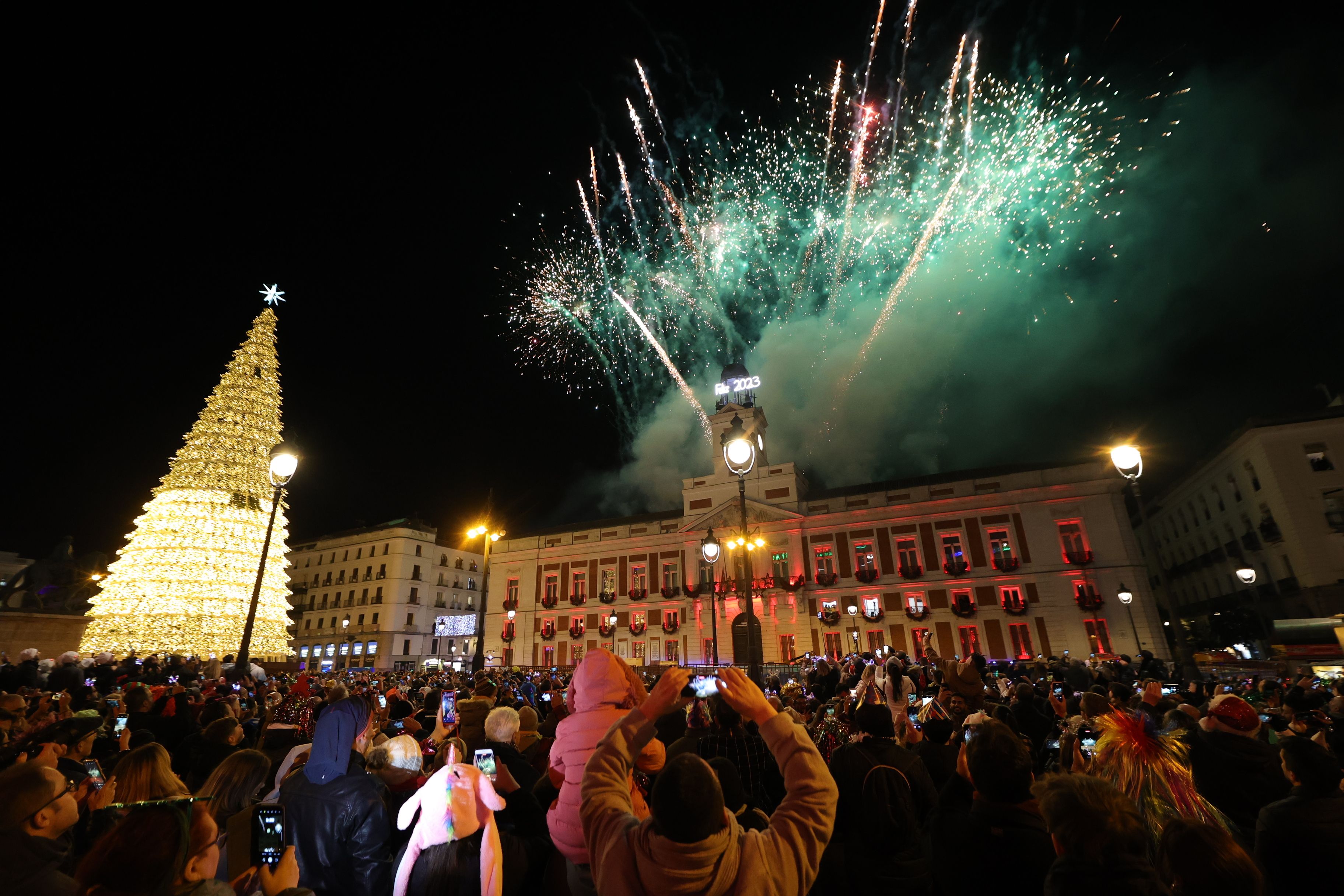 La Puerta del Sol de Madrid recupera su aforo habitual: 15.000 personas podrán tomarse las uvas La Puerta del Sol de Madrid recupera su aforo habitual: 15.000 personas podrán tomarse las uvas