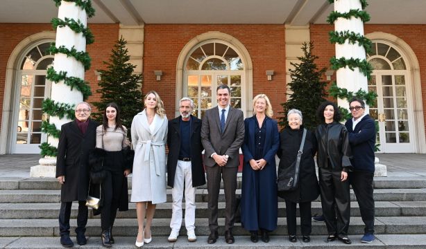 Pedro Sánchez recibe a los Alcántara en Moncloa: "¡Hasta siempre, familia!"