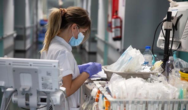 Las enfermeras piden reforzar hospitales y centros de salud ante el repunte de gripe y Covid