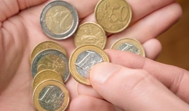Los bancos tienen prohibido desde hoy cobrar comisiones a los mayores por operar en ventanilla