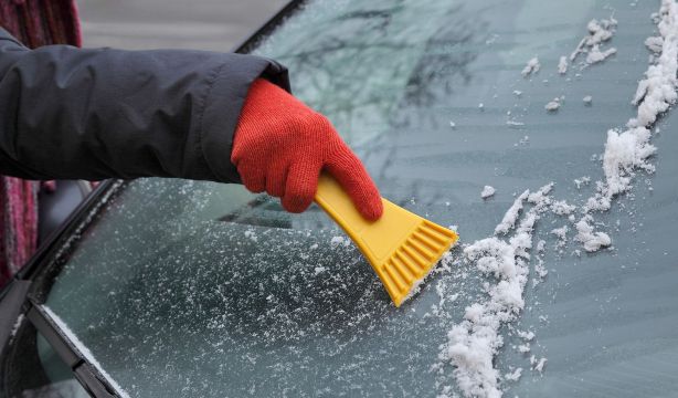 El truco viral de la Guardia Civil para descongelar el parabrisas del coche