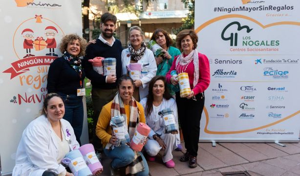 La piragüista María Corbera, ‘mejor deportista 2023’, se une a la Campaña Ningún Mayor Sin Regalos