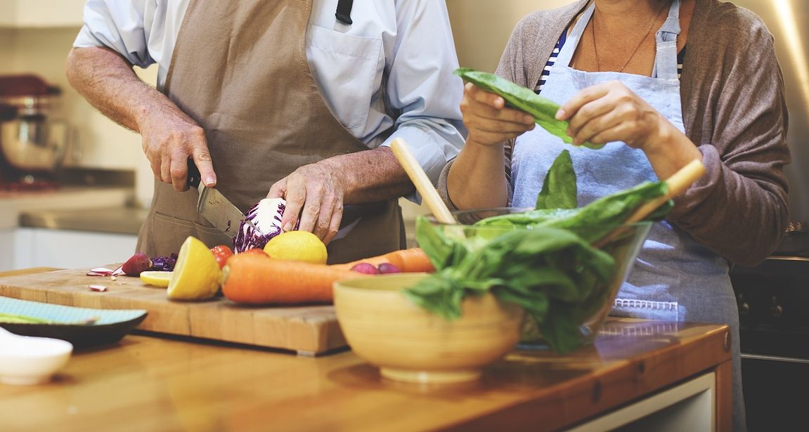 bigstock pareja mayor cocina verduras