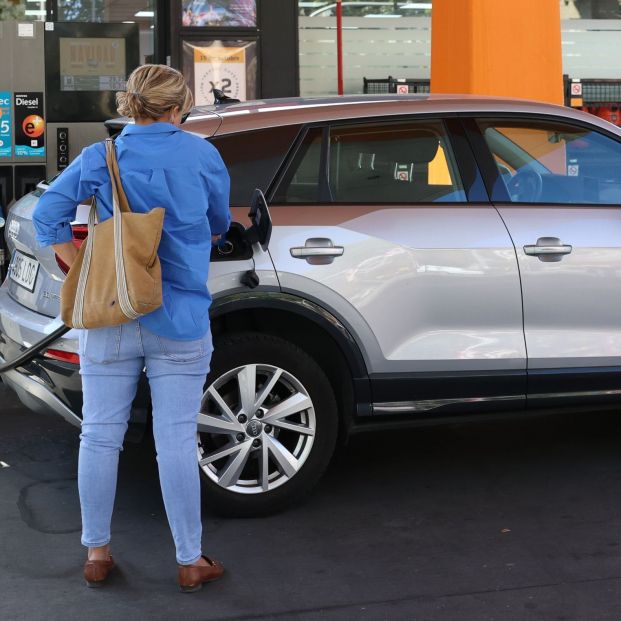 EuropaPress 5488020 mujer reposta gasolina octubre 2023 mujer reposta combustible