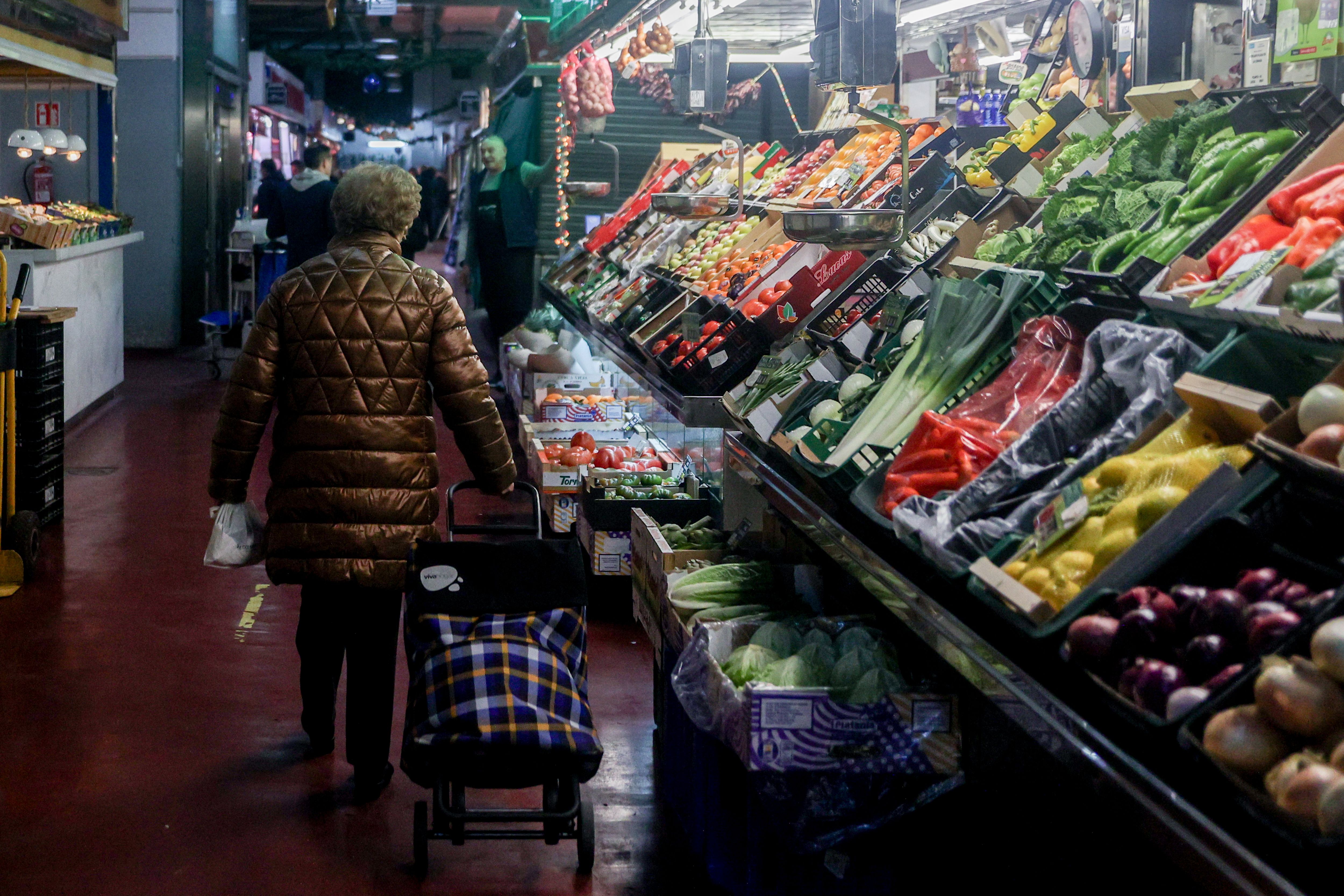 Todos los precios que suben y bajan en 2024: desde luz, gas o TV de pago hasta alimentos