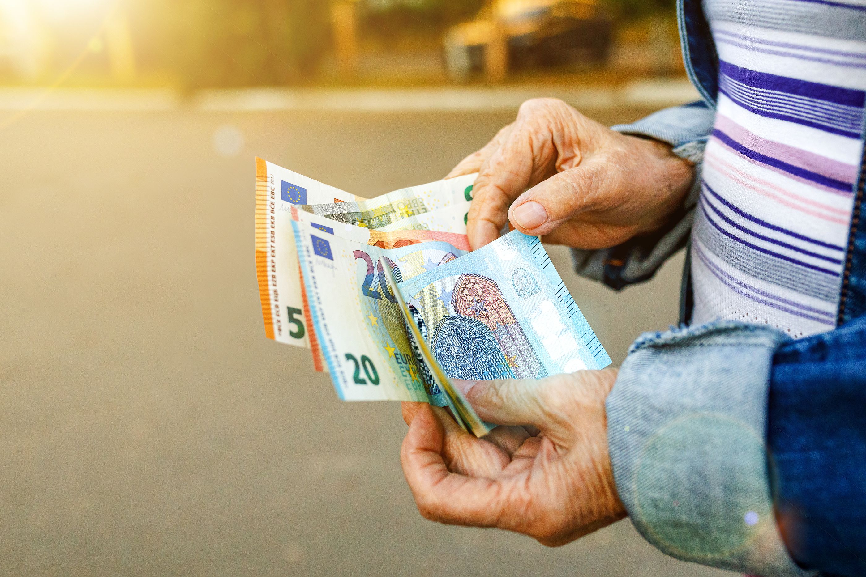 Así subirán las pensiones contributivas y las no contributivas con la llegada de 2024. Foto: Bigstock