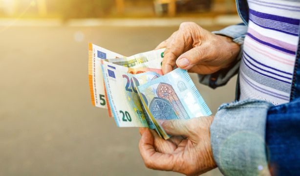 Así subirán las pensiones contributivas y las no contributivas con la llegada de 2024. Foto: Bigstock