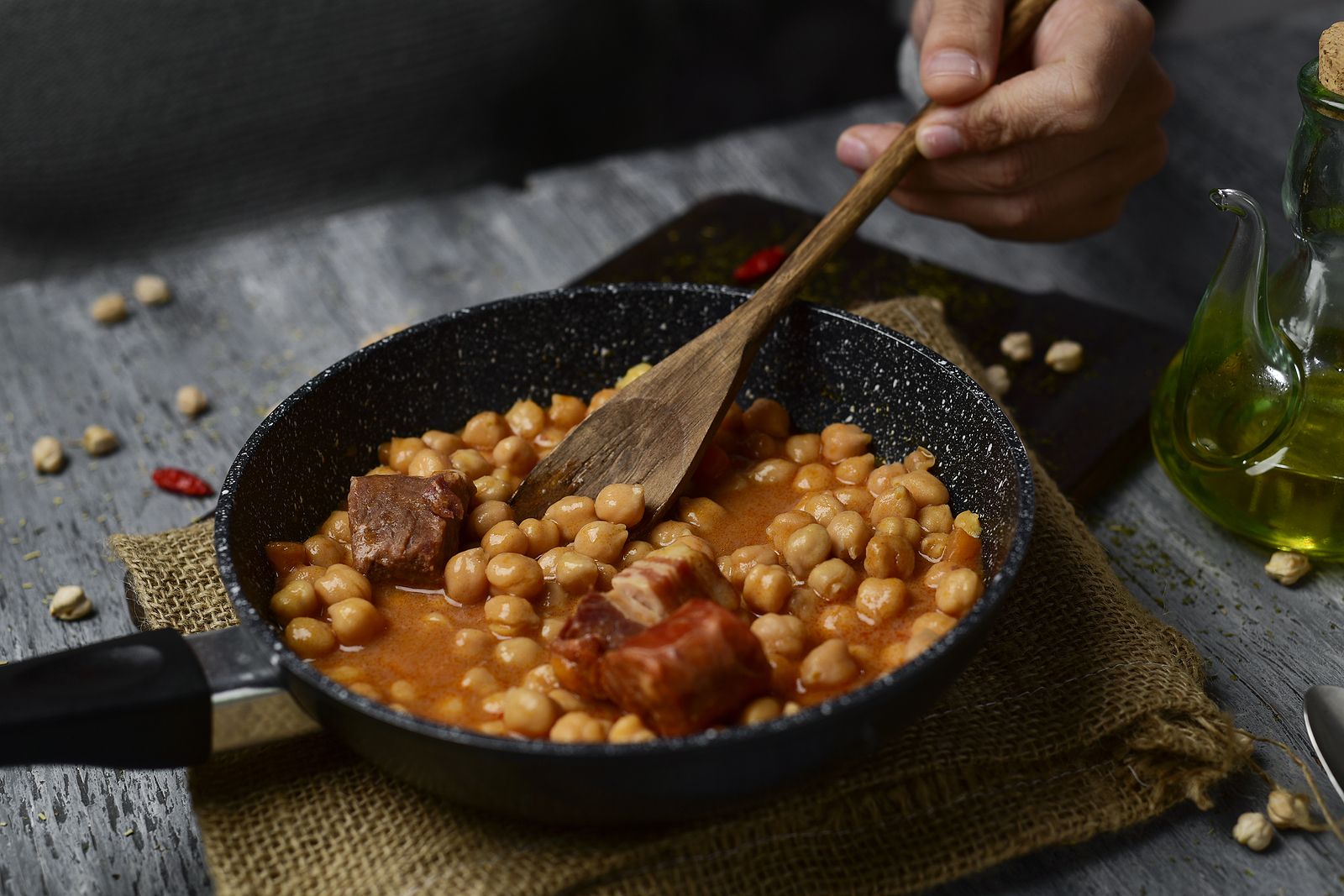 Cocido de garbanzos con manitas de cerdo y la receta de la olla morateña (con el secreto del chef). Foto: Bigstock