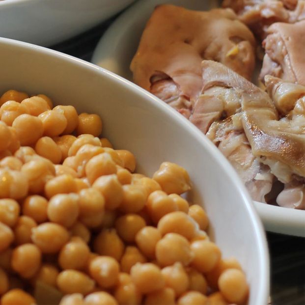 Cocido de garbanzos con manitas de cerdo y la receta de la olla morateña (con el secreto del chef)