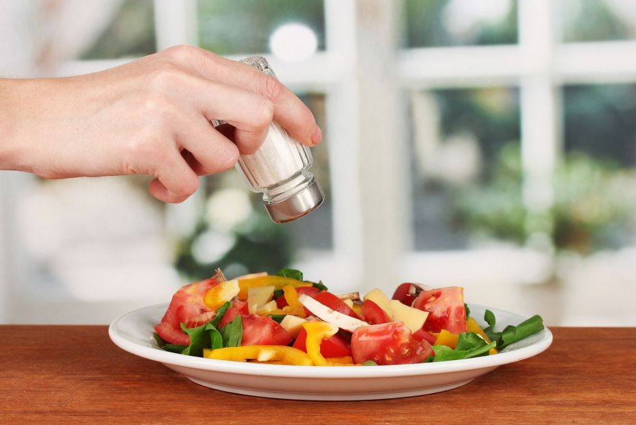 Añadir sal a los alimentos en el plato aumenta el riesgo de enfermedad renal crónica